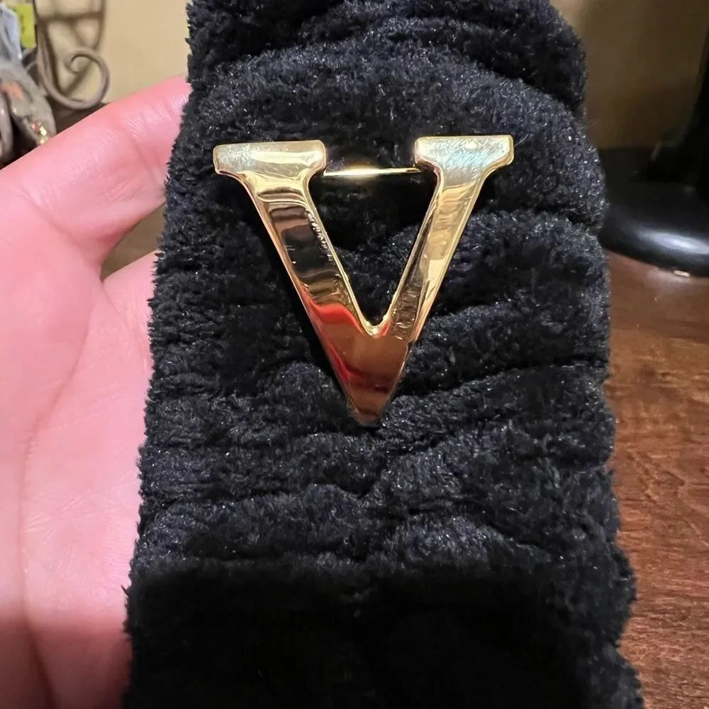 ANNE KLEIN INITIAL BROOCH V GOLDTONE AK